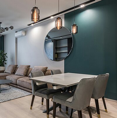 Dekoratives Zimmer mit Esstisch und Couch